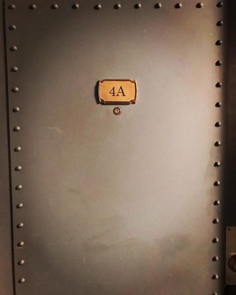 Dveře do apartmánu 4A, kde se odehrával seriál Teorie velkého třesku