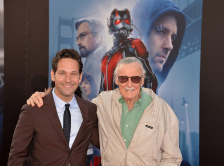 Stan Lee (vpravo) s Paulem Ruddem na premiéře filmu Ant-Man