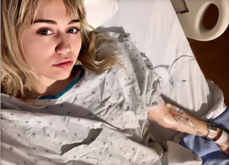 Miley Cyrus si v nemocnici neodpustila selfie
