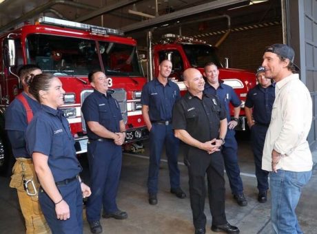 Matthew McConaughey si povídá s hasiči v Kalifornii