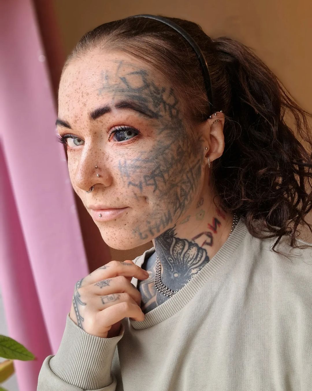 Němka Marie se toho nebojí, nechala si potetovat oční bělmo a rozdělit