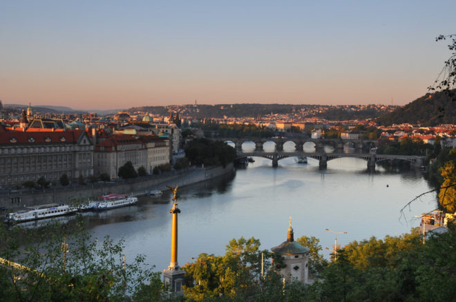 Pohled z Pražského Kyvadla na Vltavu