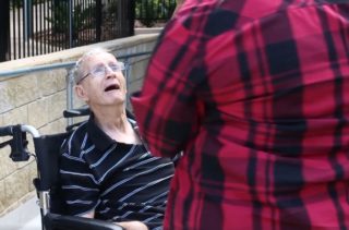 Do domova důchodců dorazil nečekaný host. VIDEO z&nbsp;jeho návštěvy dojímá internet