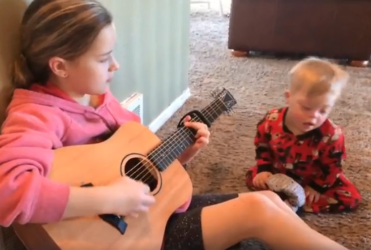 Holčička utišila svého brášku s&nbsp;Downovým syndromem. Video dojímá internet