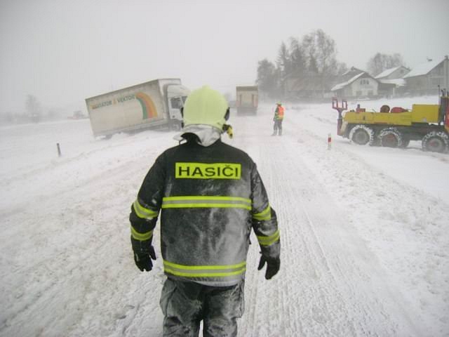 Kalamita na jihu Čech! Řada silnic a tratí je zavřená kvůli popadaným stromům