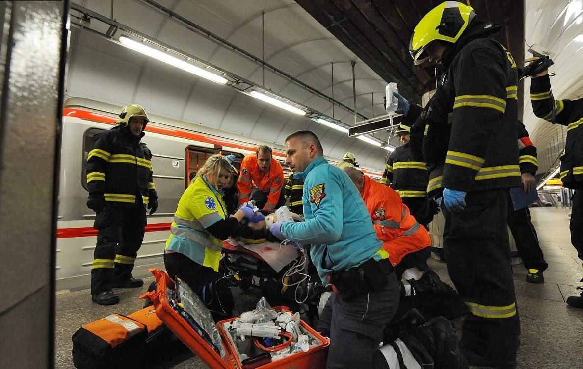 Muž skočil do kolejiště v&nbsp;metru podruhé za týden. Oba pokusy o&nbsp;sebevraždu přežil