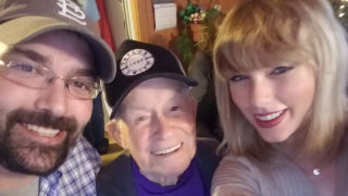 To bylo překvapení! Taylor Swift přišla zazpívat neznámému staříkovi. VIDEO