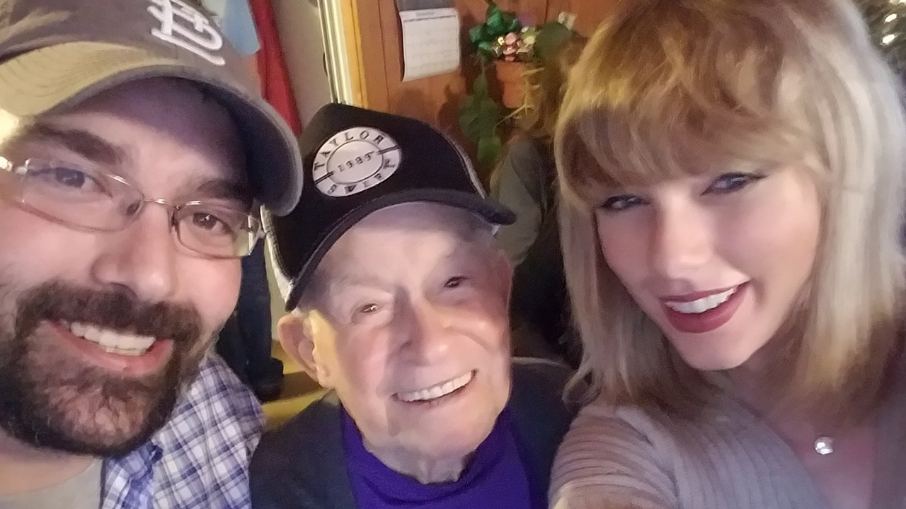 To bylo překvapení! Taylor Swift přišla zazpívat neznámému staříkovi. VIDEO
