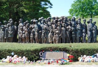 Lidice se vyhladit nepodařilo! Obec slaví 70 let od položení základního kamene