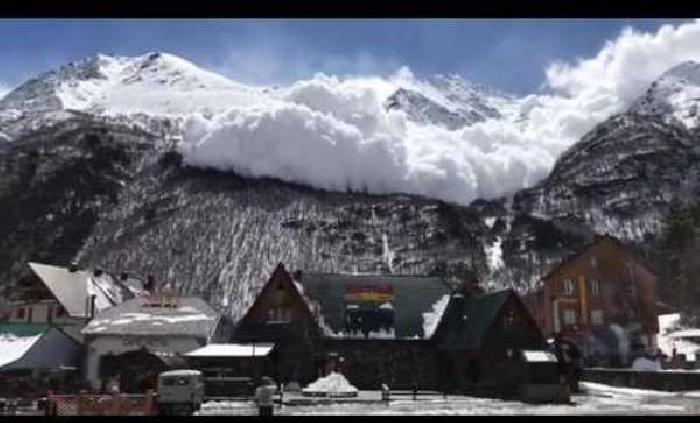 VIDEO: Obří lavina spadla v&nbsp;blízkosti lyžařského střediska! Děsivé záběry sdílí lidé na&nbsp;internetu