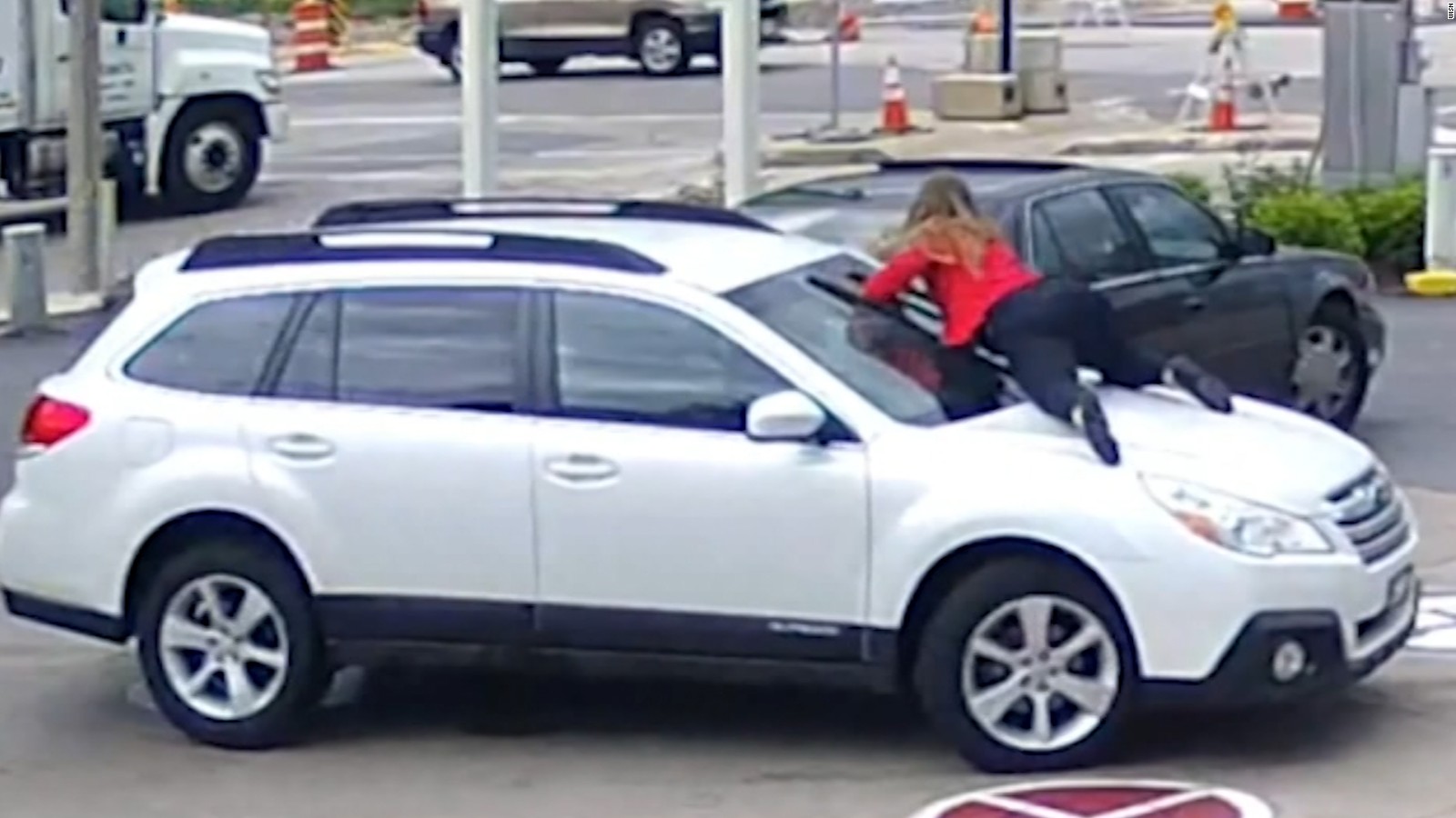 Hrdinka dne: Žena nachytala zloděje, jak jí krade auto. Sledujte, jak zakročila