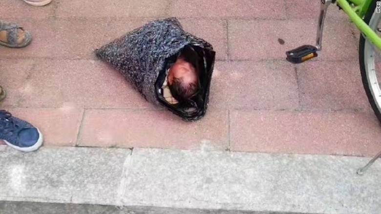 VIDEO: Novorozence poslali po&nbsp;kurýrovi v&nbsp;igelitce! Hrůzné záběry oblétly svět