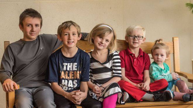Adoptujte nás spolu, prosí pět sourozenců, kteří vyrůstají odděleně