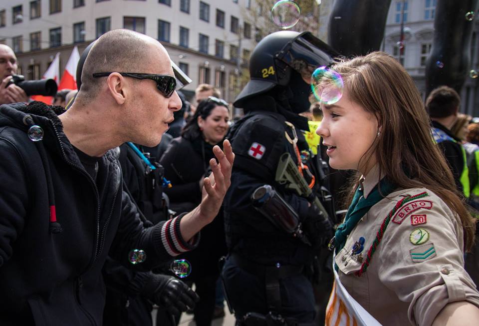 Svět tleská skautce Lucii (16) z&nbsp;Brna! O&nbsp;FOTCE, na&nbsp;níž čelí průvodu neonacistů, se píše v&nbsp;zahraničí