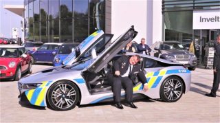 FOTO DNE: Plukovník se snažil napasovat do luxusního BMW! Lidé se mu za to smějí