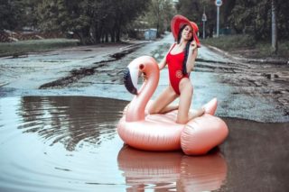 FOTO DNE: Modelka Anna upozorňuje na&nbsp;otřesný stav silnic!