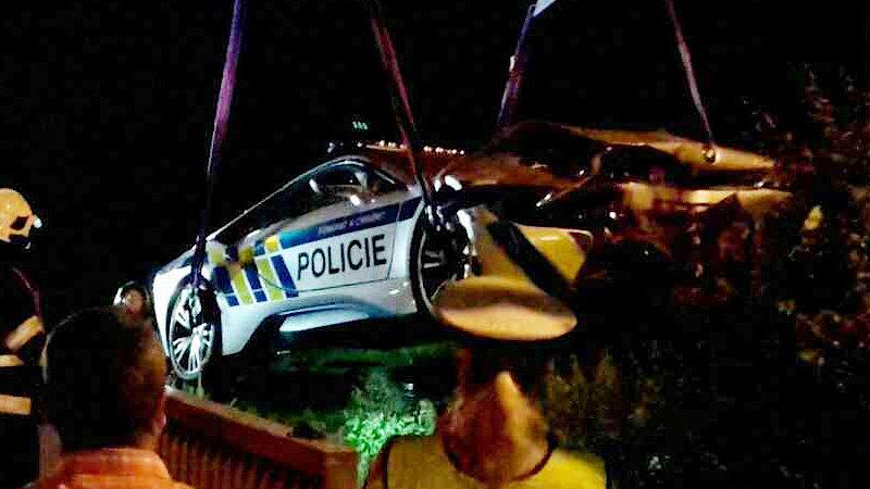 PRVNÍ FOTKY: Hasiči zveřejnili sérii snímků z nehody policejního BMW!