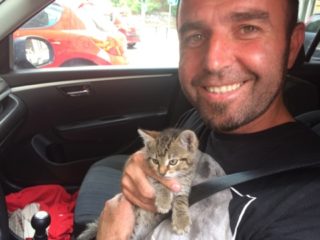 Moderátor Frekvence 1 zachránil při&nbsp;cestě za posluchačem život opuštěnému zvířeti. Kotě skončilo v&nbsp;redakci