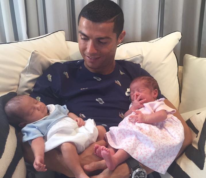 Ronaldo ukázal dvojčata! Moje nové lásky, napsal k fotografii na Facebooku