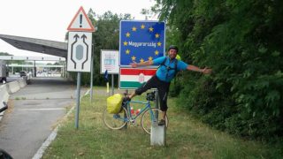 Z Česka do Chorvatska na&nbsp;kole: Moderátor Míra Michálek je už v&nbsp;Maďarsku!