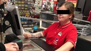 Prodavačka s&nbsp;vytetovaným hákovým křížem pobouřila Čechy. Za kasu si už nesedne!