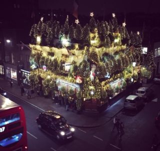 To je něco! Nejvánočnějším místem světa je tenhle bar, zdobí ho tisíce světel