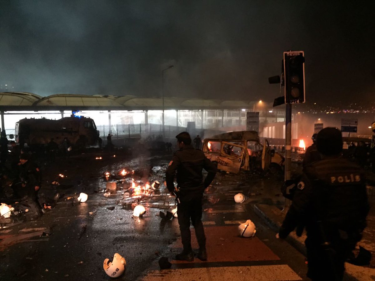 Exploze v Istanbulu zabily 38 lidí, z toho 30 policistů