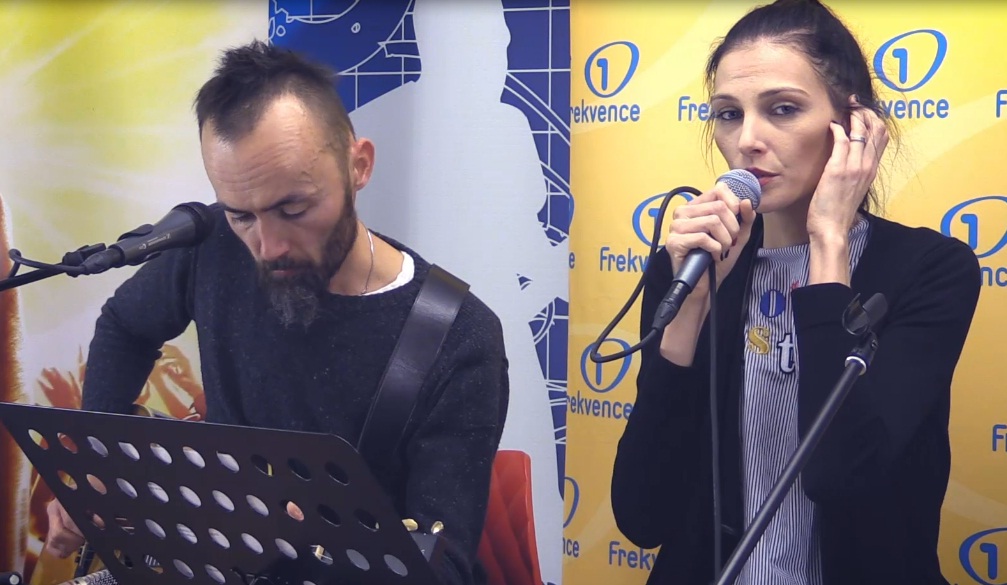 Iva Frühlingová si troufla na&nbsp;slavný hit Joe Le Taxi! Zazpívala ho živé do éteru Frekvence 1