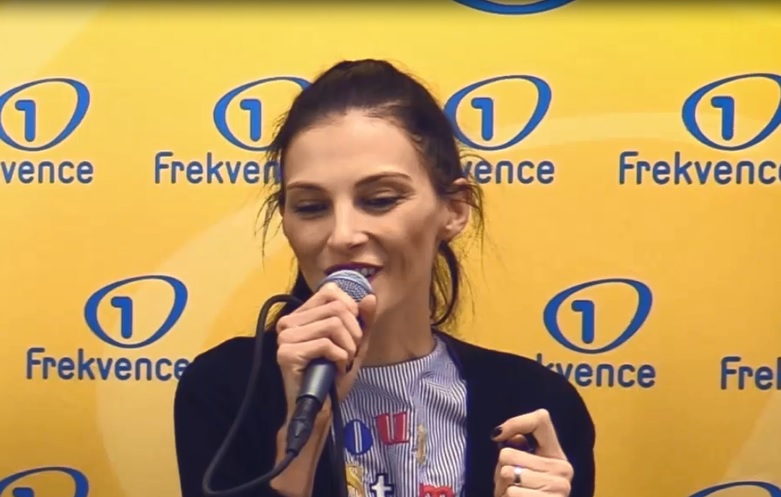 VIDEO: Iva Frühlingová zazpívala živě na&nbsp;Frekvenci 1 novinku Nech mě žít!