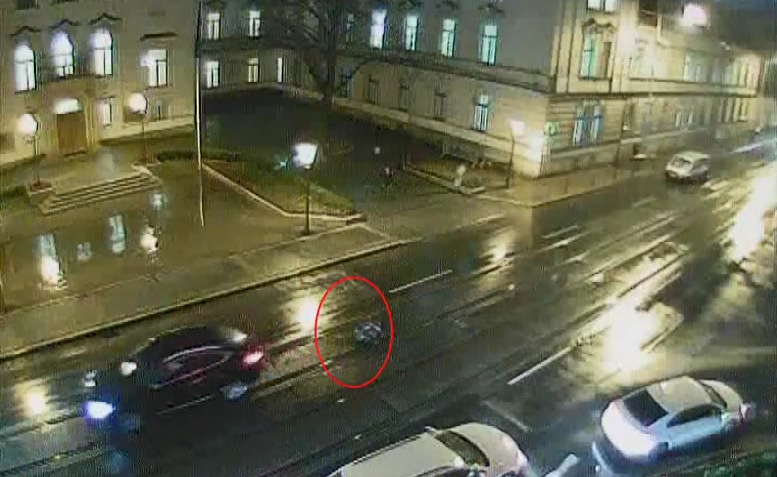 Řidič BMW přejel sraženého muže, vláčel ho 30 metrů a&nbsp;ujel. Hledají se svědci drsné nehody! VIDEO