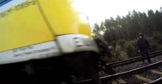 Strašné! Muž skočil před rozjetý vlak, prý z&nbsp;legrace. VIDEO