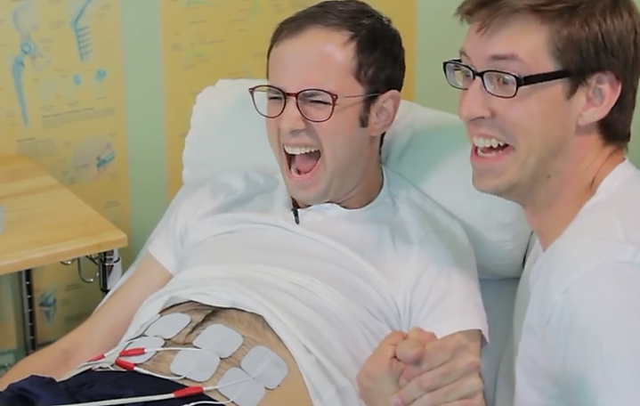 VIDEO: Vědci simulovali mužům porod. S bolestivými kontrakcemi měli co dělat!