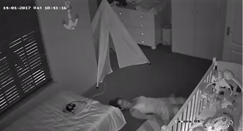Maminka uspala syna a&nbsp;snaží se opustit dětský pokoj. VIDEO, které natočila kamera v&nbsp;pokojíčku, je HITEM