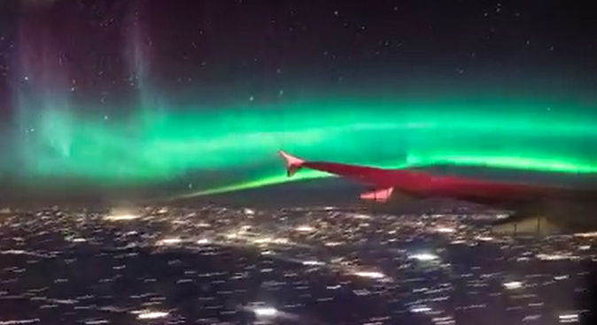 VIDEO: Magická show na obloze! Cestující v letadle nevěřili svým očím