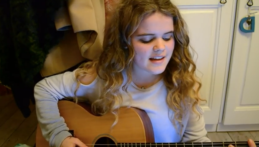 VIDEO: Ta kudrnatá holka je výborná! Zpívání v&nbsp;pokojíčku ji díky talentu proslavilo
