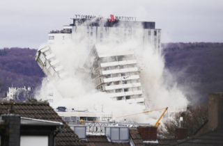 VIDEO: Stačilo 250 kilo trhaviny! A&nbsp;50 let stará budova se sesypala k&nbsp;zemi