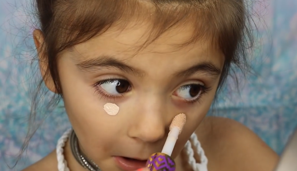 VIDEO: Tak trochu jiné dětství. Dívka v&nbsp;pěti letech konkuruje kosmetickým profíkům