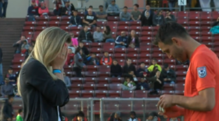 VIDEO: Brankář požádal svou vyvolenou o&nbsp;ruku na&nbsp;fotbalovém hřišti. Řekla ANO?