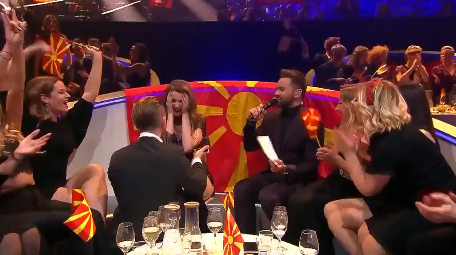 Zásnuby v přímém přenosu: Zpěvačku na Eurovizi zaskočila nabídka k sňatku. VIDEO