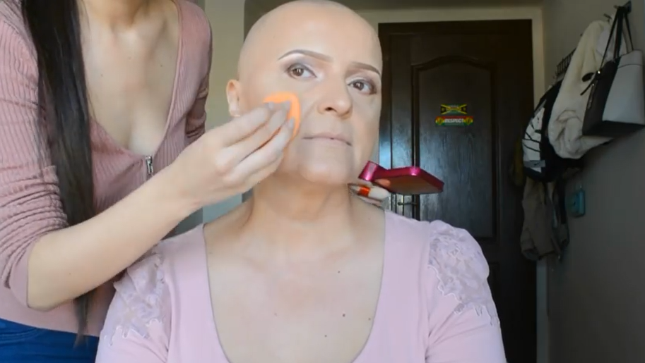 VIDEO: Překvapení pro maminku, která má rakovinu. Proměna ženy dojímá tisíce lidí