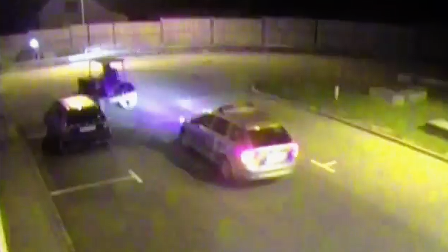 VIDEO: Takovou honičku jste na&nbsp;silnicích ještě neviděli! Opilý traktorista ujíždí policejní hlídce