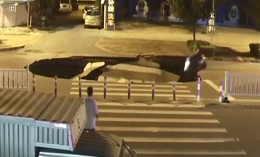 VIDEO: Kamery natočily propad silnice. Tohle řidič skútru rozhodně nečekal!