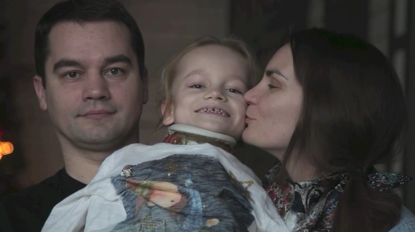 VIDEO: Katka (10) se od tří měsíců nemůže hýbat. Přesto maluje fascinující obrazy, které mají velký úspěch