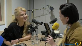 Manželovi vždycky musím přivézt české uzeniny, říká Martina Formanová na&nbsp;Frekvenci 1