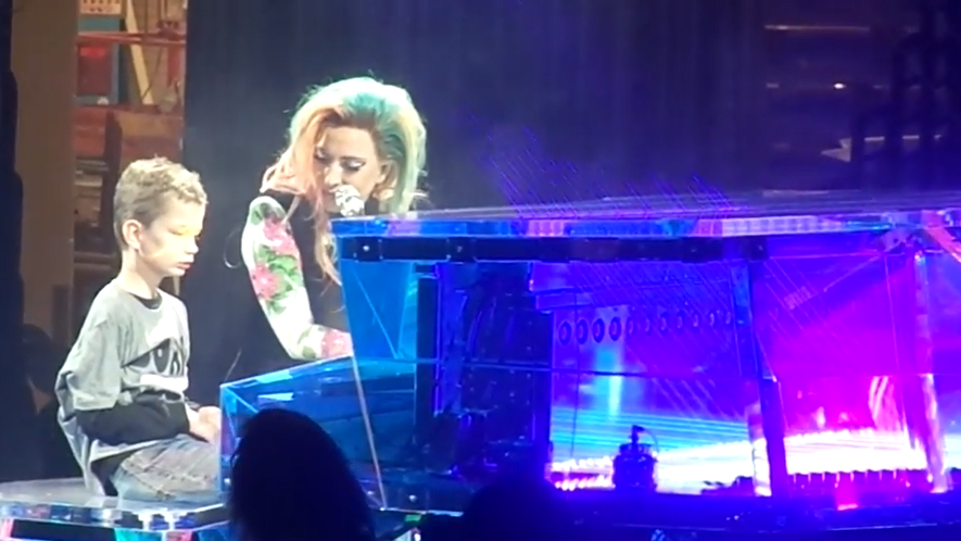 VIDEO: Lady Gaga pozvala na jeviště autistického chlapce. Dojemné video je hitem internetu