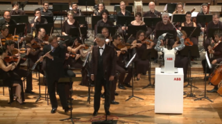 VIDEO: Andrea Bocelli vystoupil s&nbsp;orchestrem, který dirigoval robot