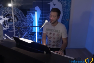 VIDEO: Marek Ztracený zahrál ŽIVĚ svou novou píseň MinuLost na&nbsp;Frekvenci 1!