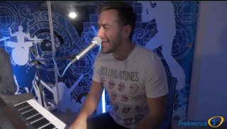 VIDEO: Marek Ztracený zahrál na&nbsp;Frekvenci 1 svůj hit Léto 95!