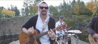 VIDEOKLIP: Skupina Robin&son představila klip s Jakubem Kohákem a Jaromírem Noskem k&nbsp;písni Emoce