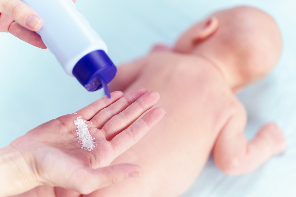 Co všechno umí dětský pudr? Zmírňuje akné a můžete ho použít i jako šampon